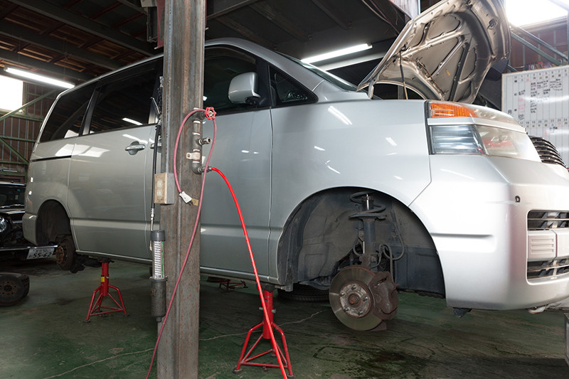 シルバーの車が整備されている様子